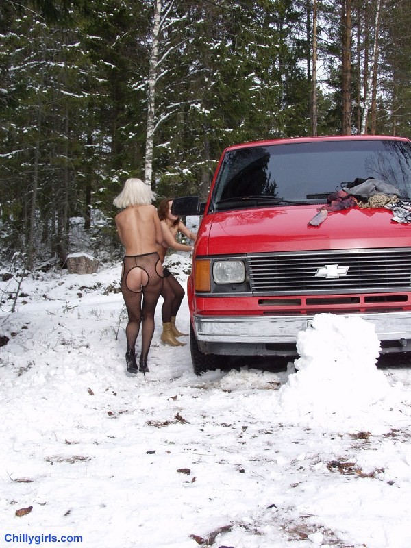 Mädchen draußen im Schnee tragen nur Strümpfe
 #76652155