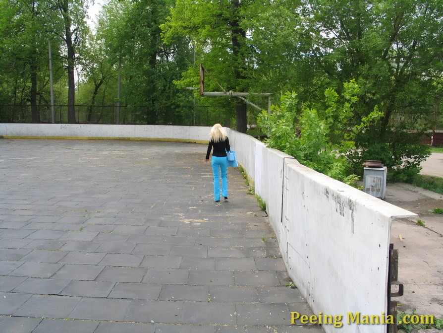 Blondes Mädchen pinkelt im Freien, nichts ahnend von einem Voyeur mit einer Spionagekamera
 #76568781