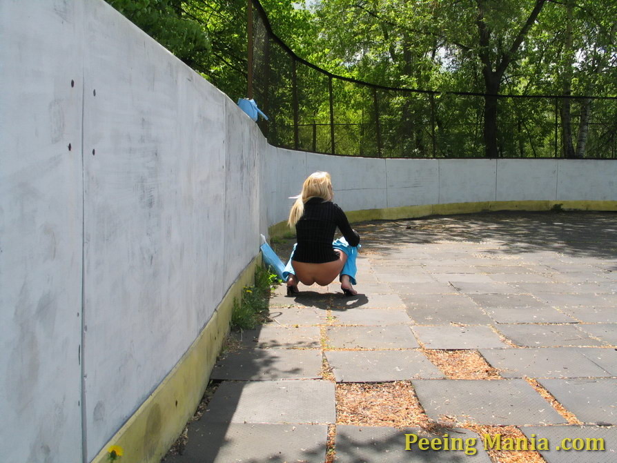 Rubia meando al aire libre sin sospechar de un voyeur con una cámara espía
 #76568808