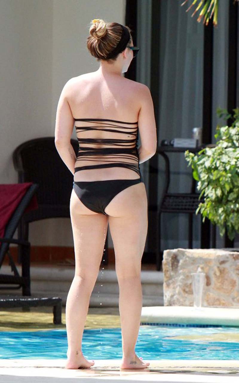 Hilary Duff Exposing Her Fucking Sexy Body And Hot Ass In Bikini On Pool