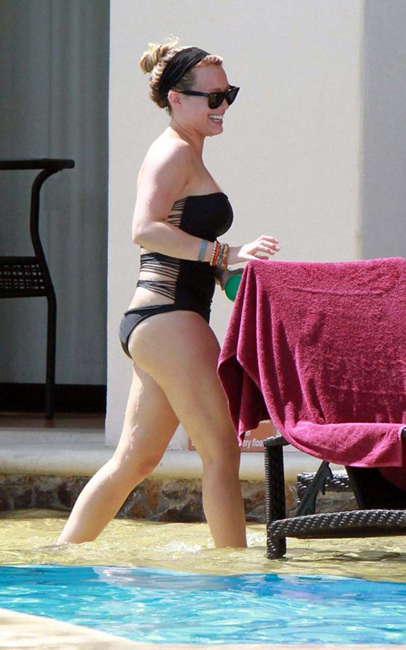 Hilary duff esponendo il suo cazzo di corpo sexy e culo caldo in bikini su piscina
 #75293634