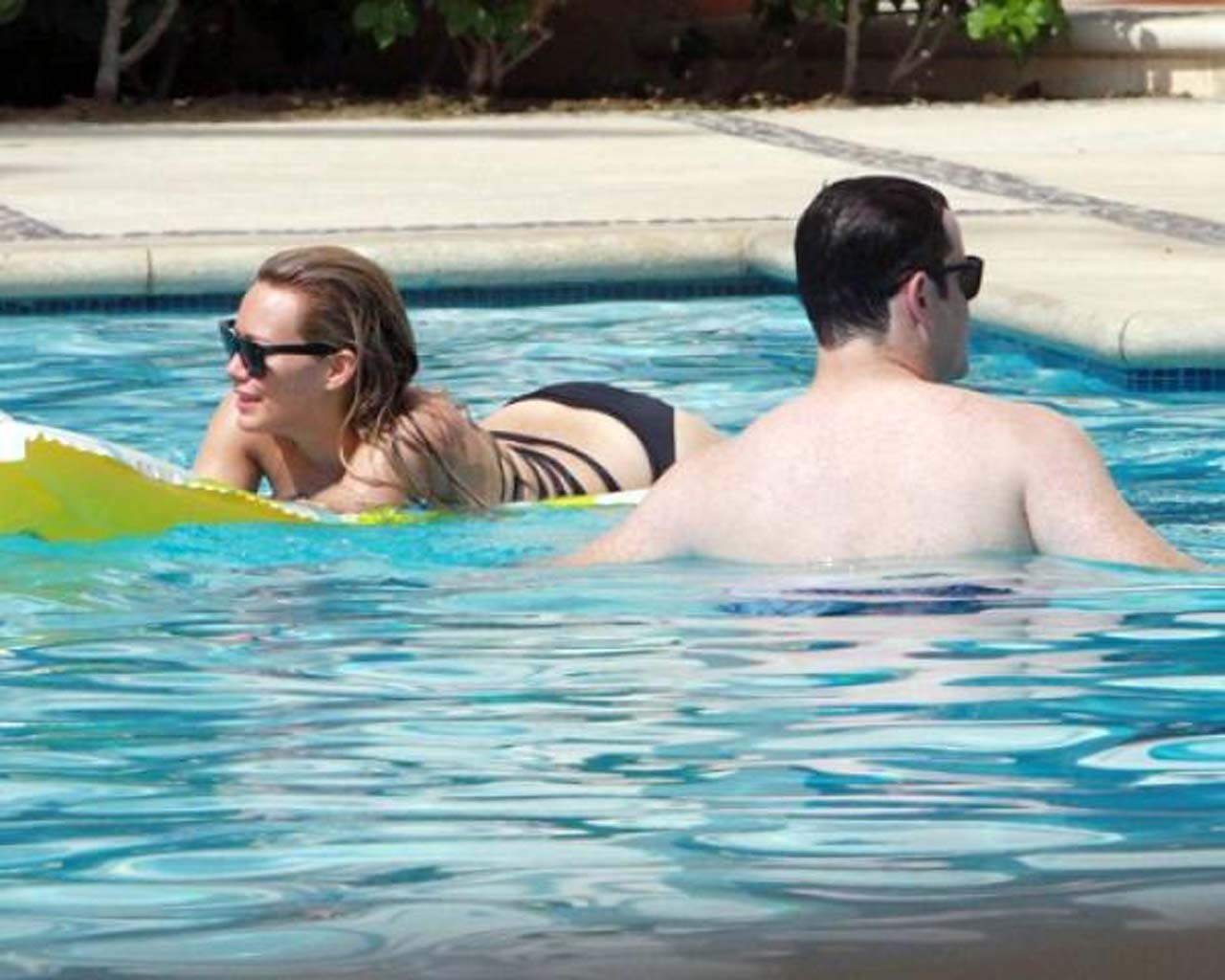 Hilary Duff exposing her fucking sexy body and hot ass in bikini on pool #75293649