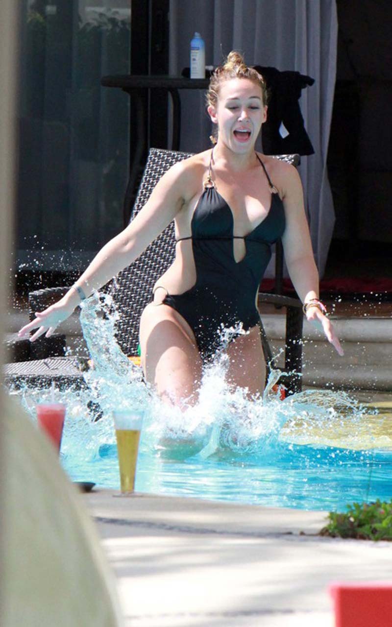 Hilary duff mostrando su cuerpo sexy y su culo caliente en bikini en la piscina
 #75293658