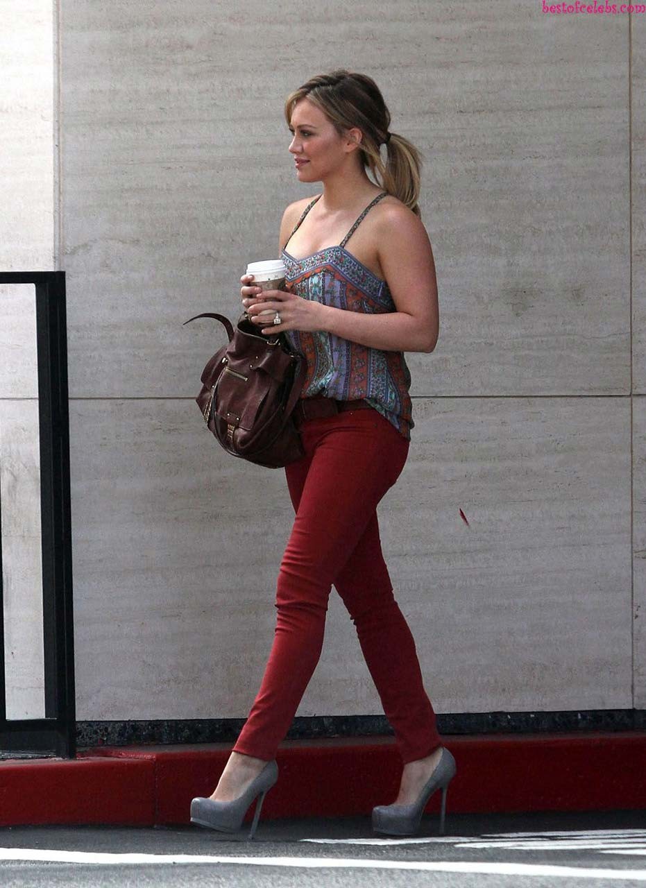 Hilary duff mostrando su cuerpo sexy y su culo caliente en bikini en la piscina
 #75293675