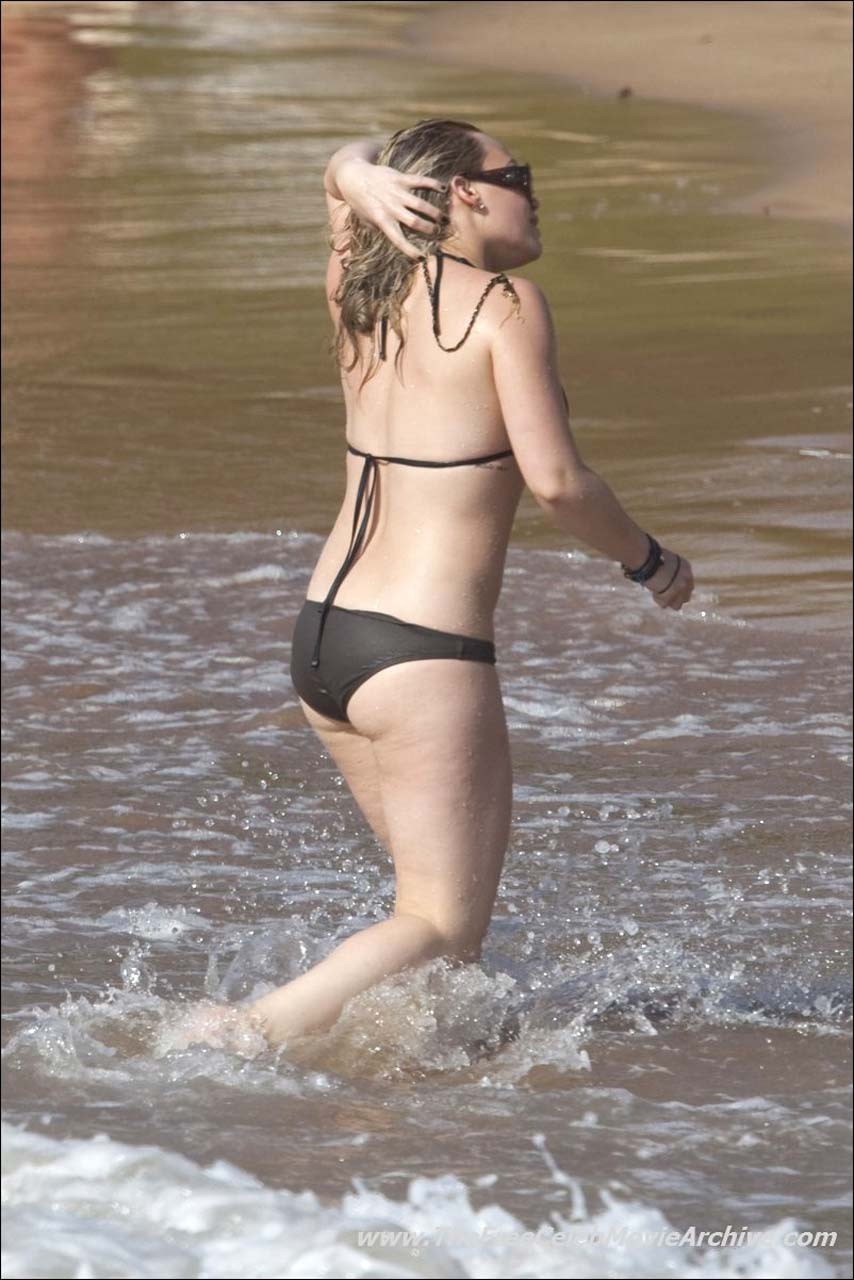 Hilary duff mostrando su cuerpo sexy y su culo caliente en bikini en la piscina
 #75293698