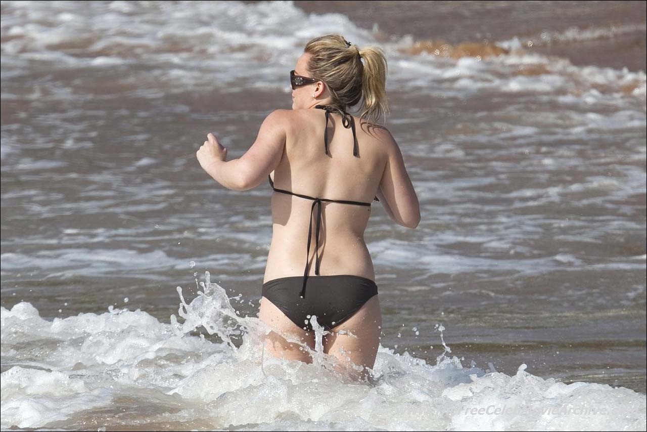 Hilary duff mostrando su cuerpo sexy y su culo caliente en bikini en la piscina
 #75293703