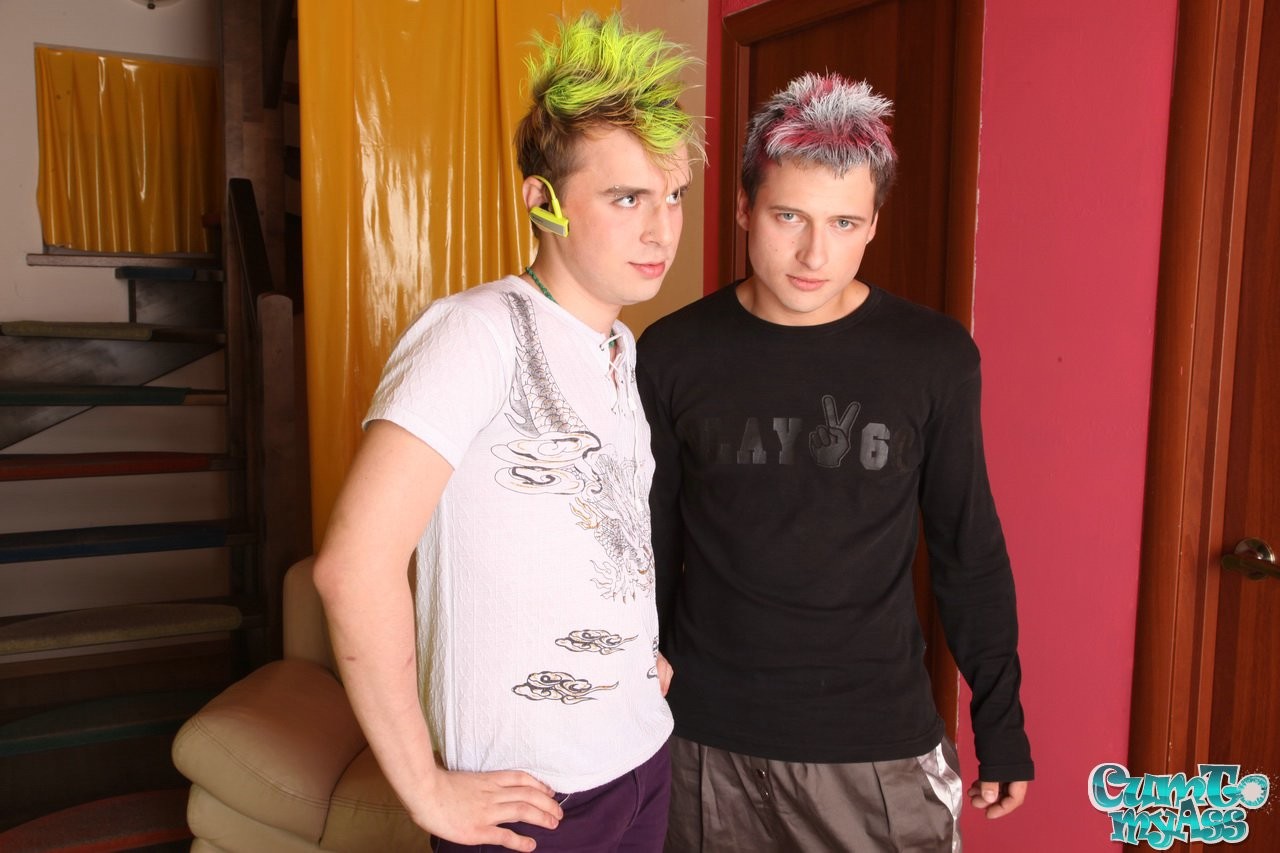 Geiler Punk-Twink zieht sich aus und wird im Wohnzimmer versaut
 #79489505