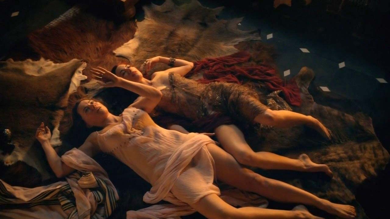 Lucy lawless entblößt ihre schönen großen Brüste und lesbische Sexszene aus ihrem Film
 #75320041
