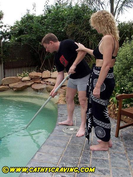 Ce garçon de piscine sait comment mouiller les choses
 #67748611