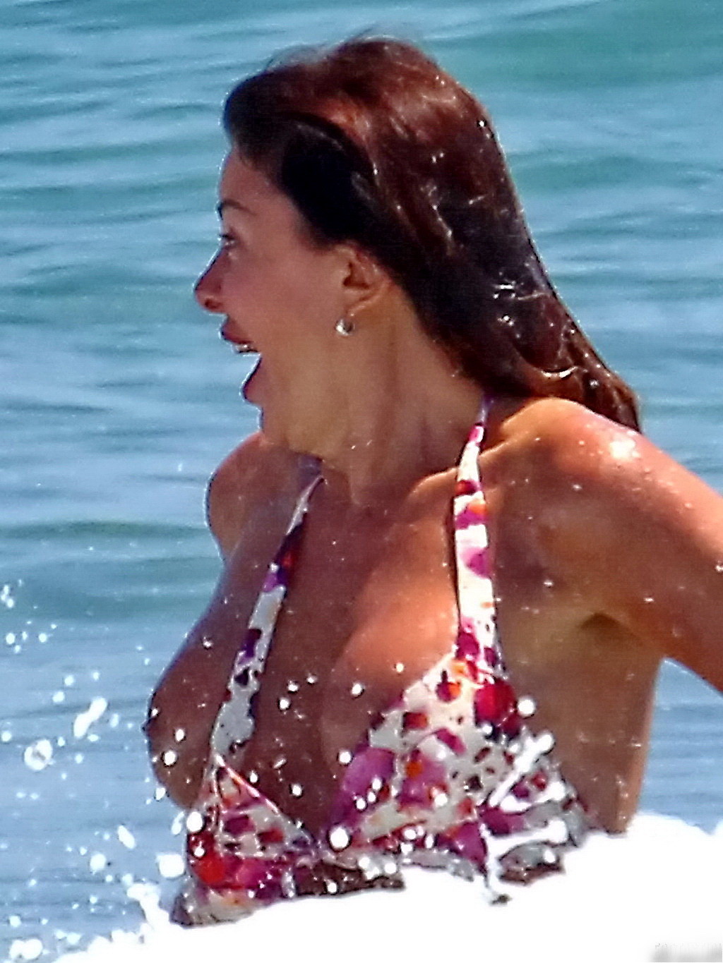 Alba parietti oben ohne zeigt ihre großen Brüste am Strand von Ibiza
 #75194824
