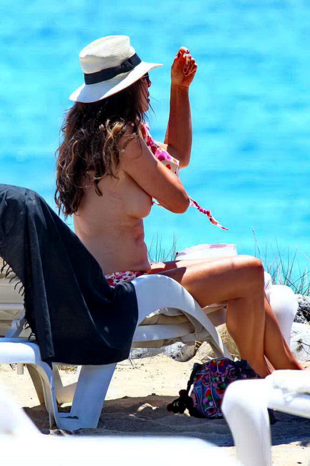 イビサ島のビーチで巨乳を披露するアルバ・パリエッティのトップレス姿
 #75194829
