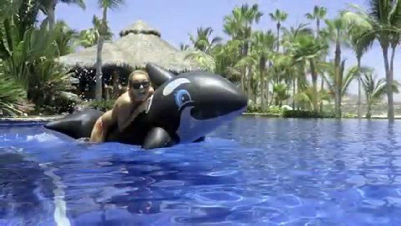 Miley Cyrus in foto personali in vacanza e sexy in vedere attraverso il vestito paparazzi 
 #75324579