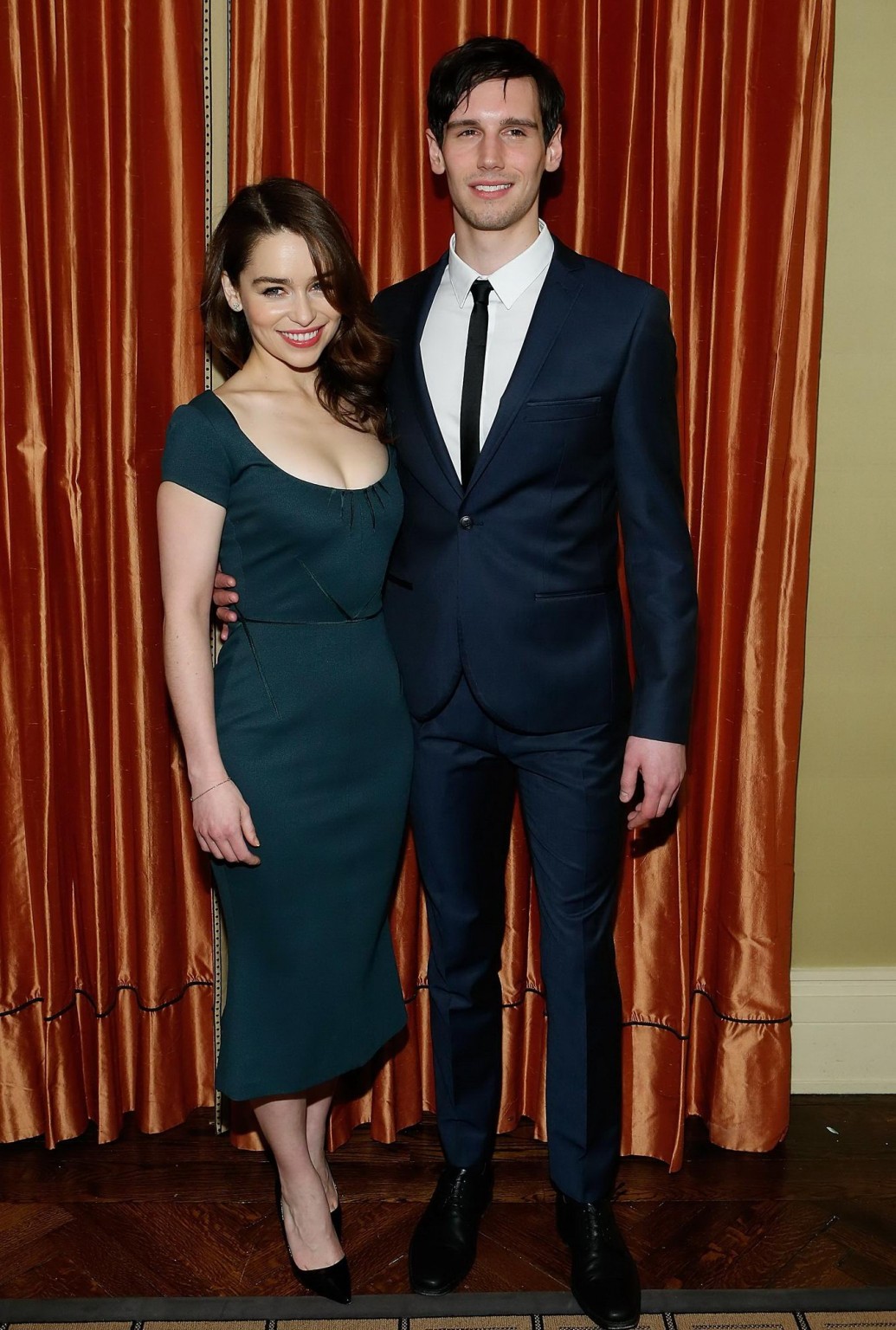 Emilia clarke mostrando un enorme escote en 'breakfast at tiffany's' broadway press p
 #75240208
