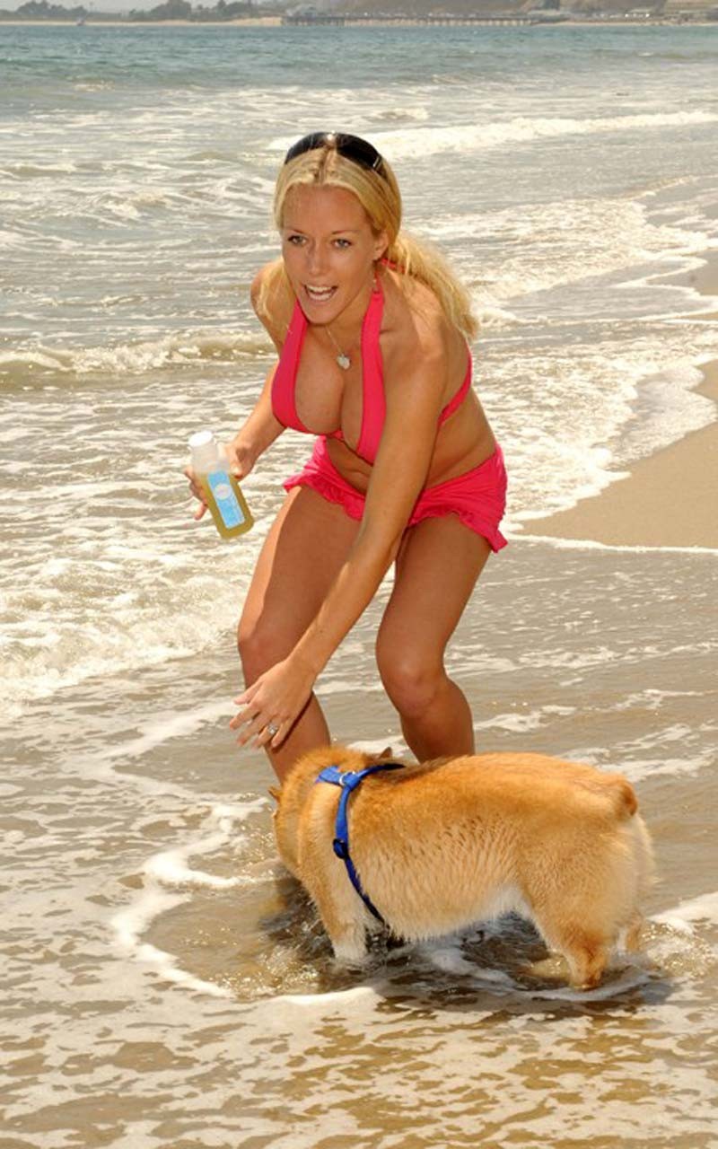 Kendra wilkinson leggy in mini gonna e sexy in bikini rosso sulla spiaggia
 #75314918