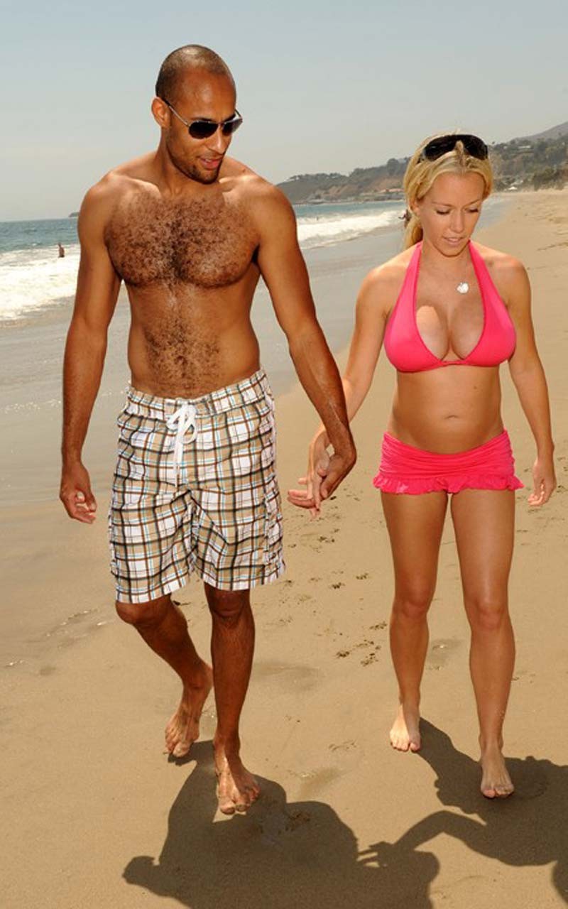 Kendra wilkinson leggy in mini gonna e sexy in bikini rosso sulla spiaggia
 #75314928