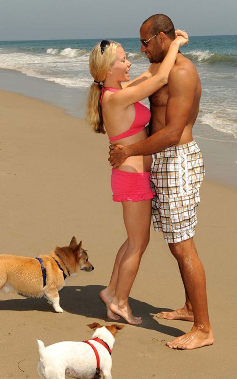 Kendra wilkinson leggy in mini gonna e sexy in bikini rosso sulla spiaggia
 #75314939