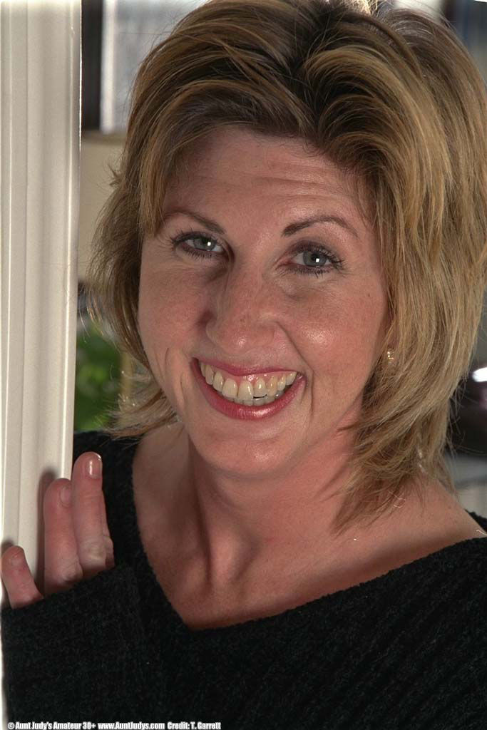 Older lady spreads cunt #77255549