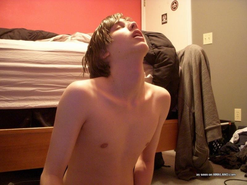 Un jeune amateur qui se shoote tout nu dans une chambre à coucher
 #76913608