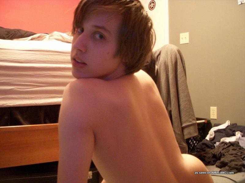 Un jovencito amateur se desnuda en la habitación
 #76913626