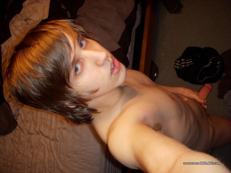 Twink amatoriale che si fotografa nudo in camera da letto
 #76913662