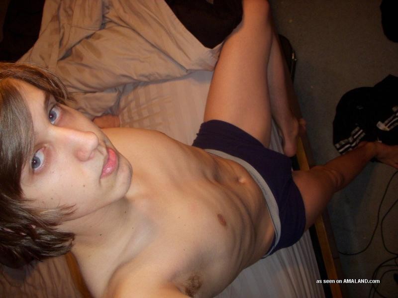 Twink amatoriale che si fotografa nudo in camera da letto
 #76913666