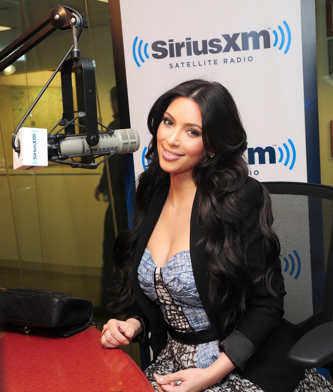 Kim Kardashian zeigt ihr Dekolleté während eines Gastspiels bei Siriusxm Radio
 #75308388