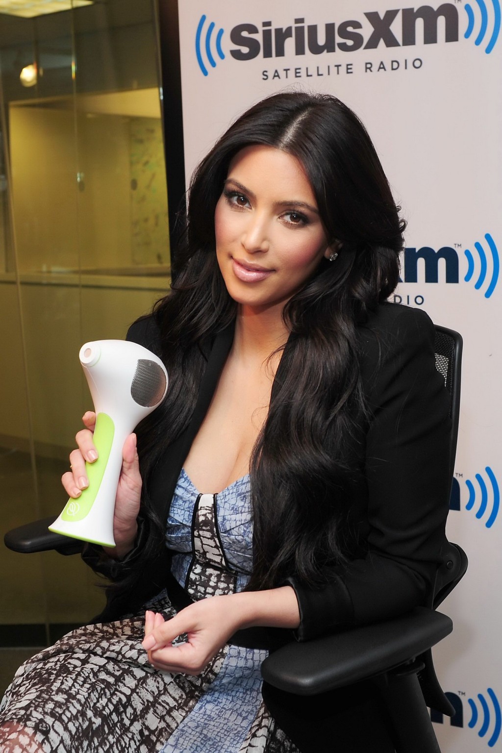 Kim Kardashian mostra la scollatura mentre ospite alla radio siriusxm
 #75308421