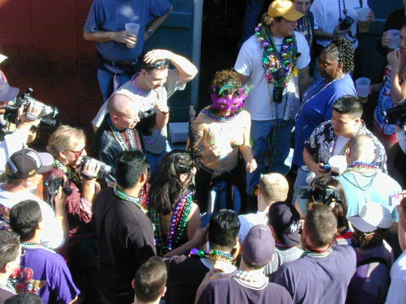 Betrunkene Küken zeigen ihre Titten und werden in Mardigras fotografiert
 #77132988