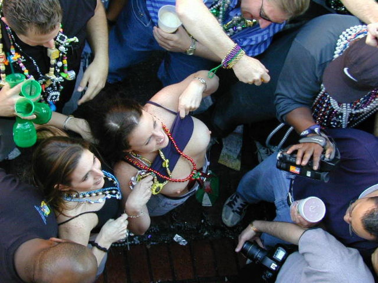 Betrunkene Küken zeigen ihre Titten und werden in Mardigras fotografiert
 #77133043