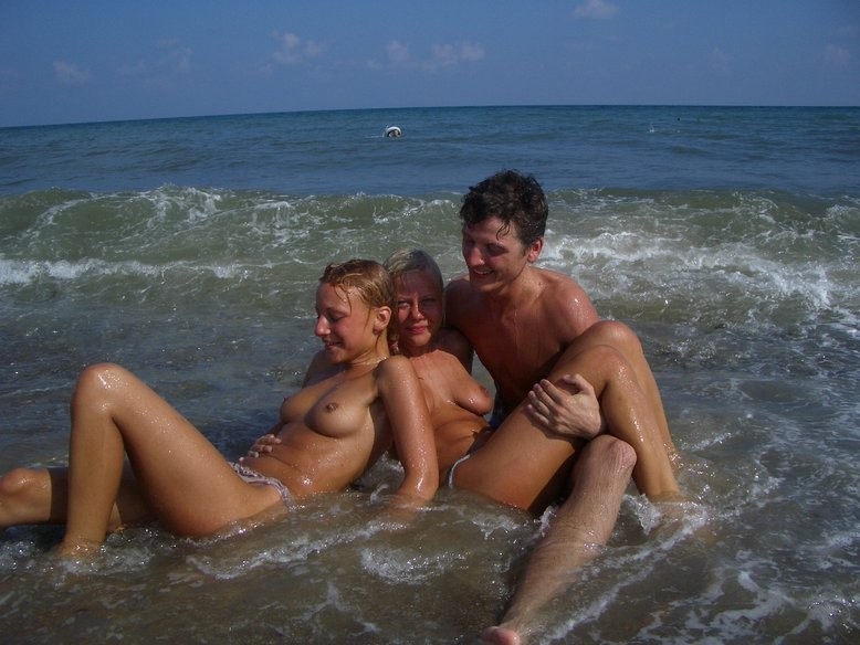 Deux chaudes nudistes s'amusent sur une plage publique.
 #72249498
