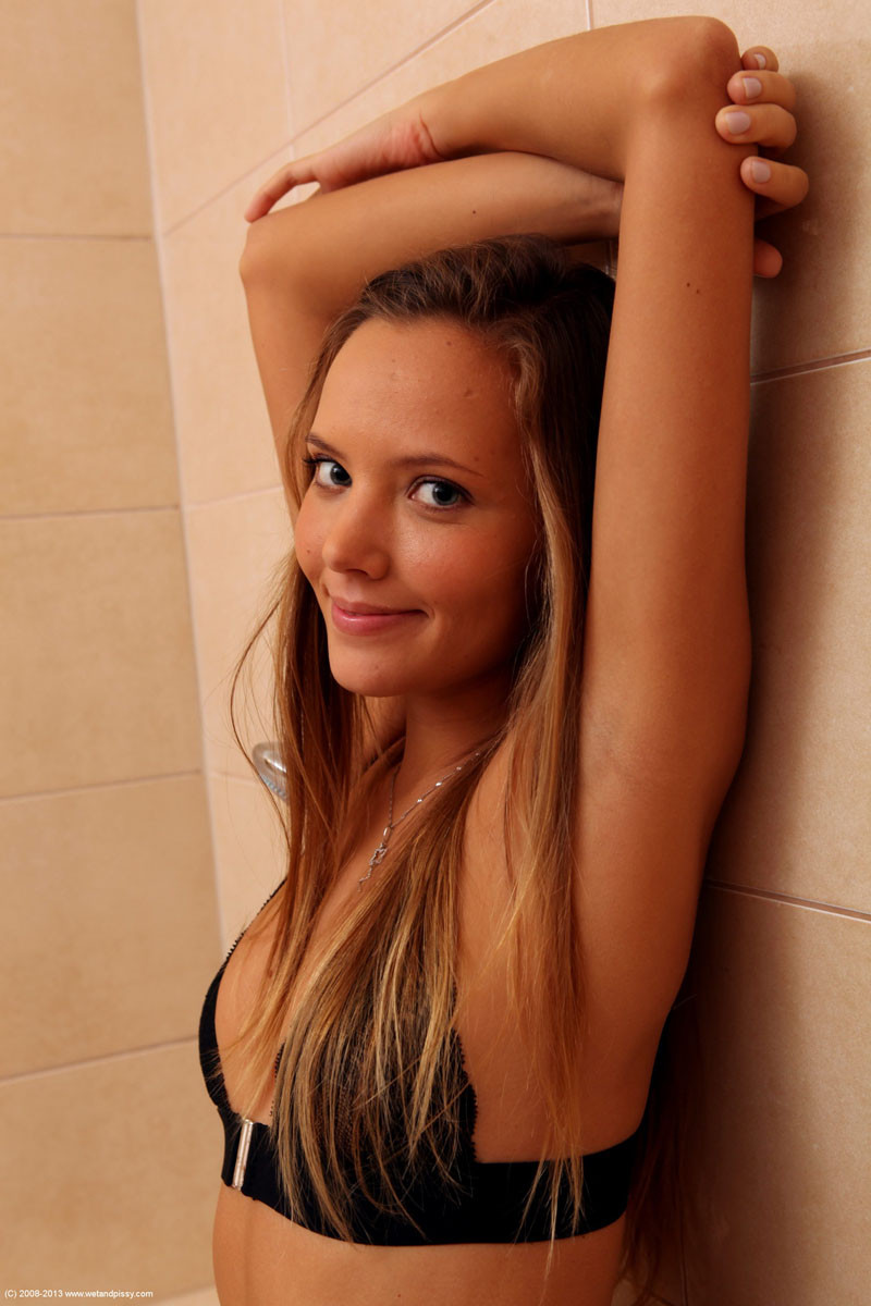 Clover pisst in ihr Bad und badet darin 
 #71129095