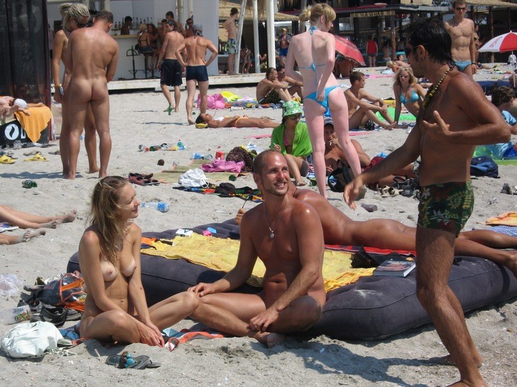 Due amiche nudiste si abbronzano in spiaggia
 #72246848
