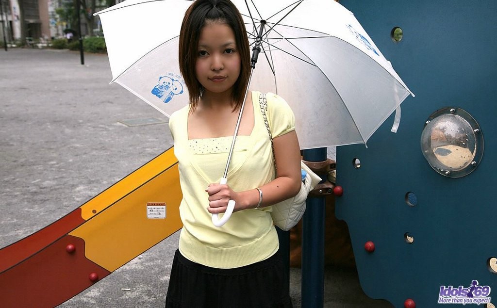 Pechugona japonesa universitaria se deja tocar y frotar las tetas
 #69928246