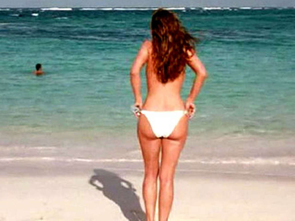 Kelly Brook esponendo sexy corpo nudo e tette enormi sulla spiaggia
 #75333248