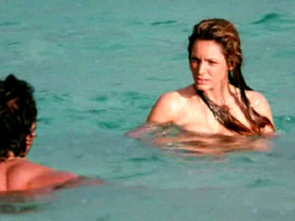 Kelly Brook esponendo sexy corpo nudo e tette enormi sulla spiaggia
 #75333255