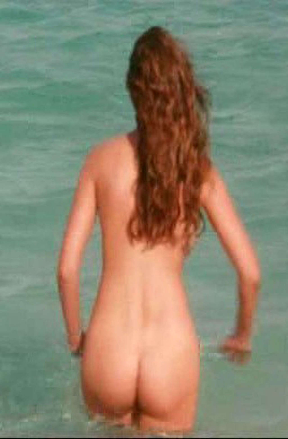 Kelly Brook exposing sexy nude body and huge boobs on beach #75333262