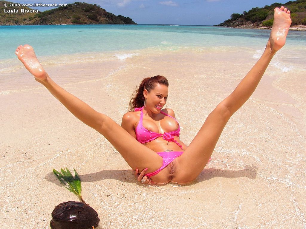 Bella ragazza scivola fuori dal suo bikini per posare nuda sulla spiaggia
 #72316319
