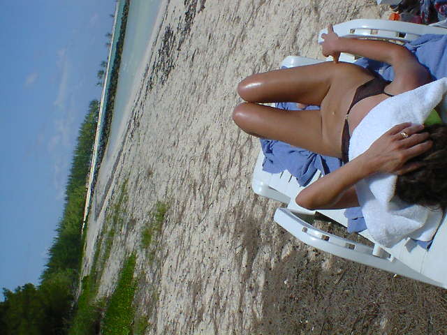 Mira como una chica desnuda en la playa broncea su cuerpo caliente
 #72253667