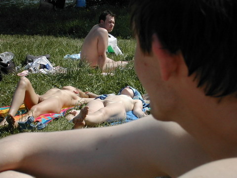 Regardez une nana nue à la plage qui bronze son corps chaud. #72253684