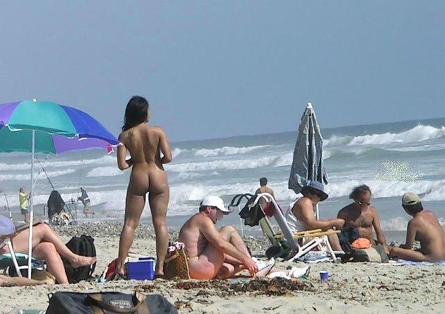 Regardez une nana nue à la plage qui bronze son corps chaud. #72253715