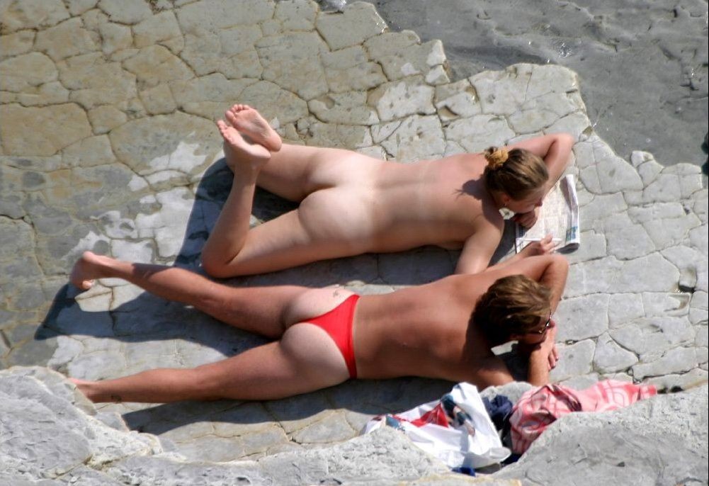 ビーチで裸の女の子が彼女のホットなボディを日焼けを見る
 #72253728