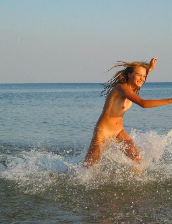Regardez une nana nue à la plage qui bronze son corps chaud. #72253745