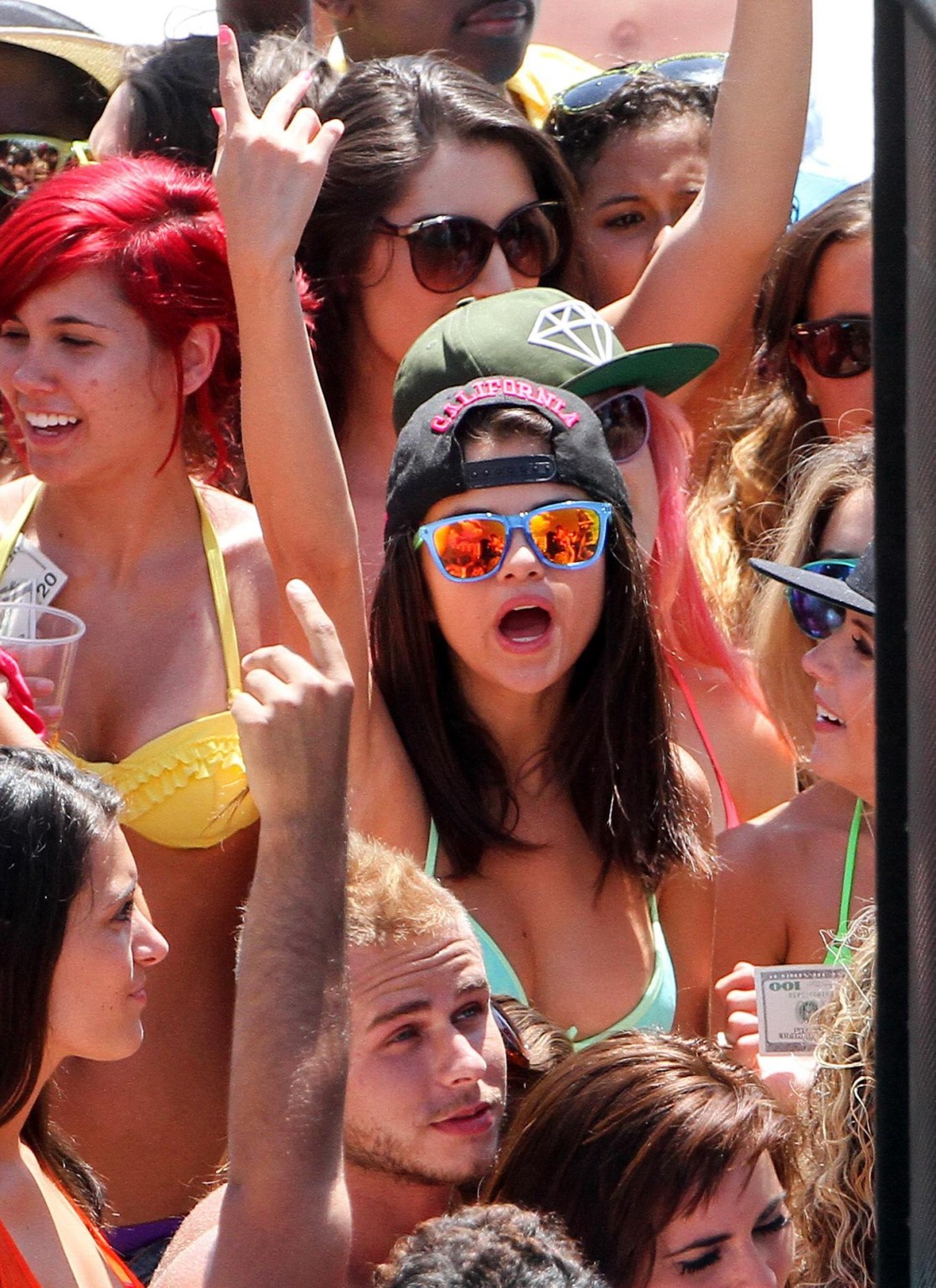 Selena gomez de fiesta en bikini azul cielo en el set de 'spring breakers'
 #75268510