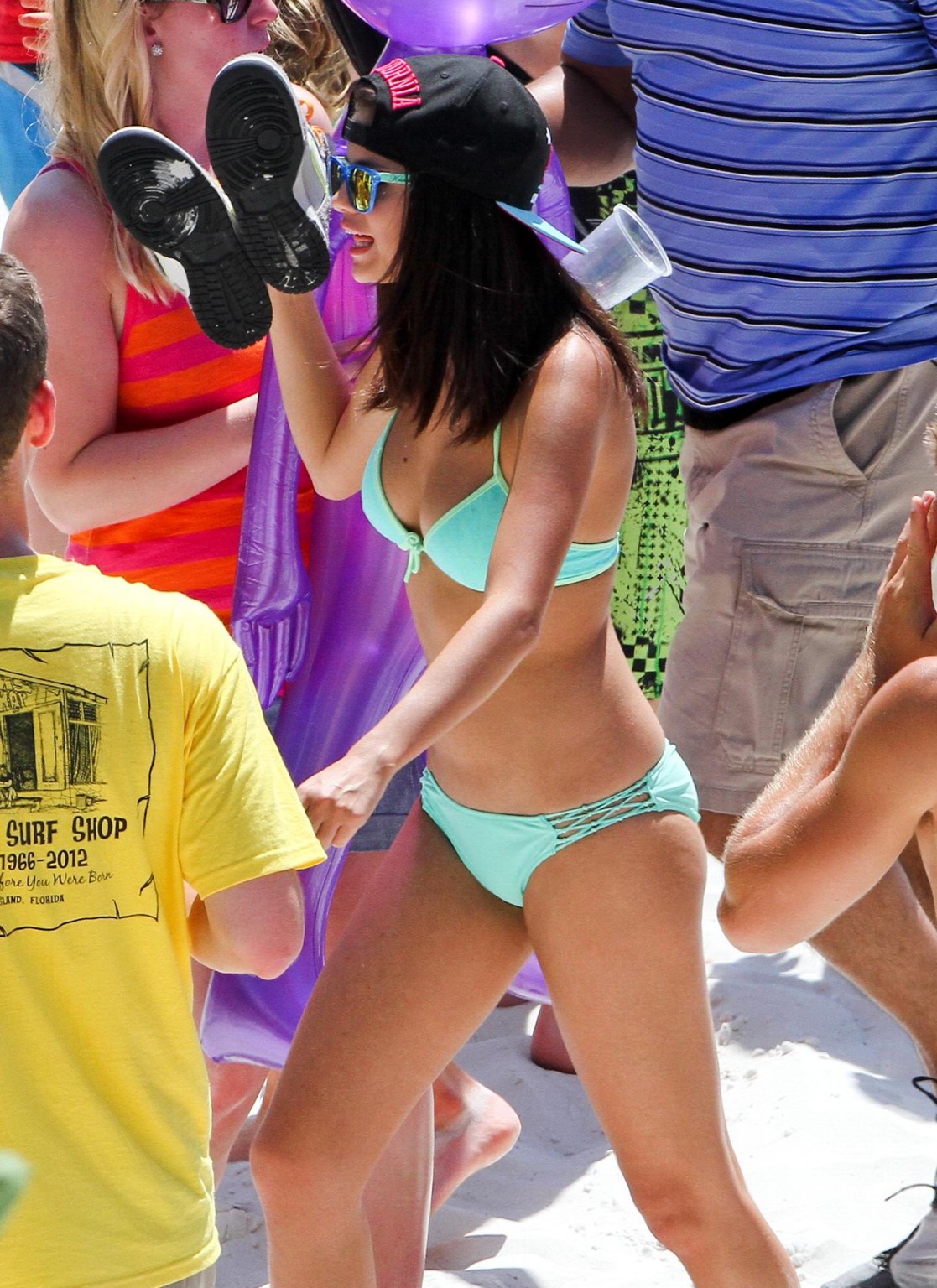 Selena gomez fait la fête en bikini bleu ciel sur le plateau de 'spring breakers'.
 #75268538