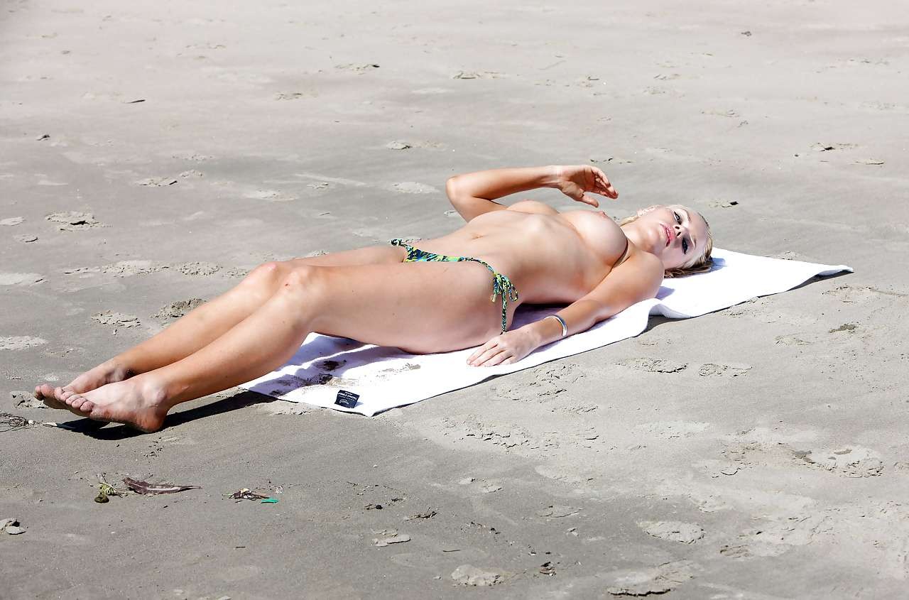 Sophie Monk entblößt ihre riesigen Brüste beim Sonnenbaden oben ohne am Strand
 #75252952