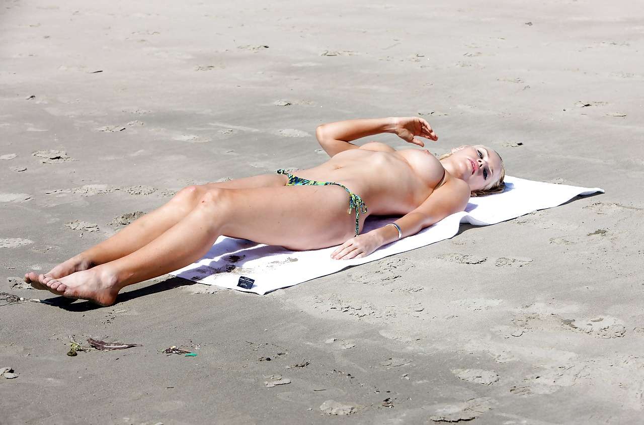 Sophie monk exponiendo sus enormes tetas mientras toma el sol en topless en la playa
 #75252952
