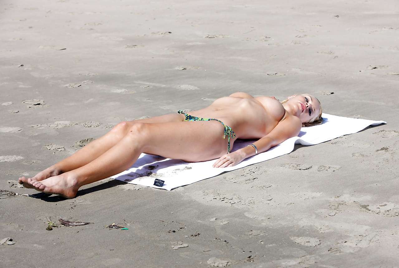 Sophie monk exponiendo sus enormes tetas mientras toma el sol en topless en la playa
 #75252967