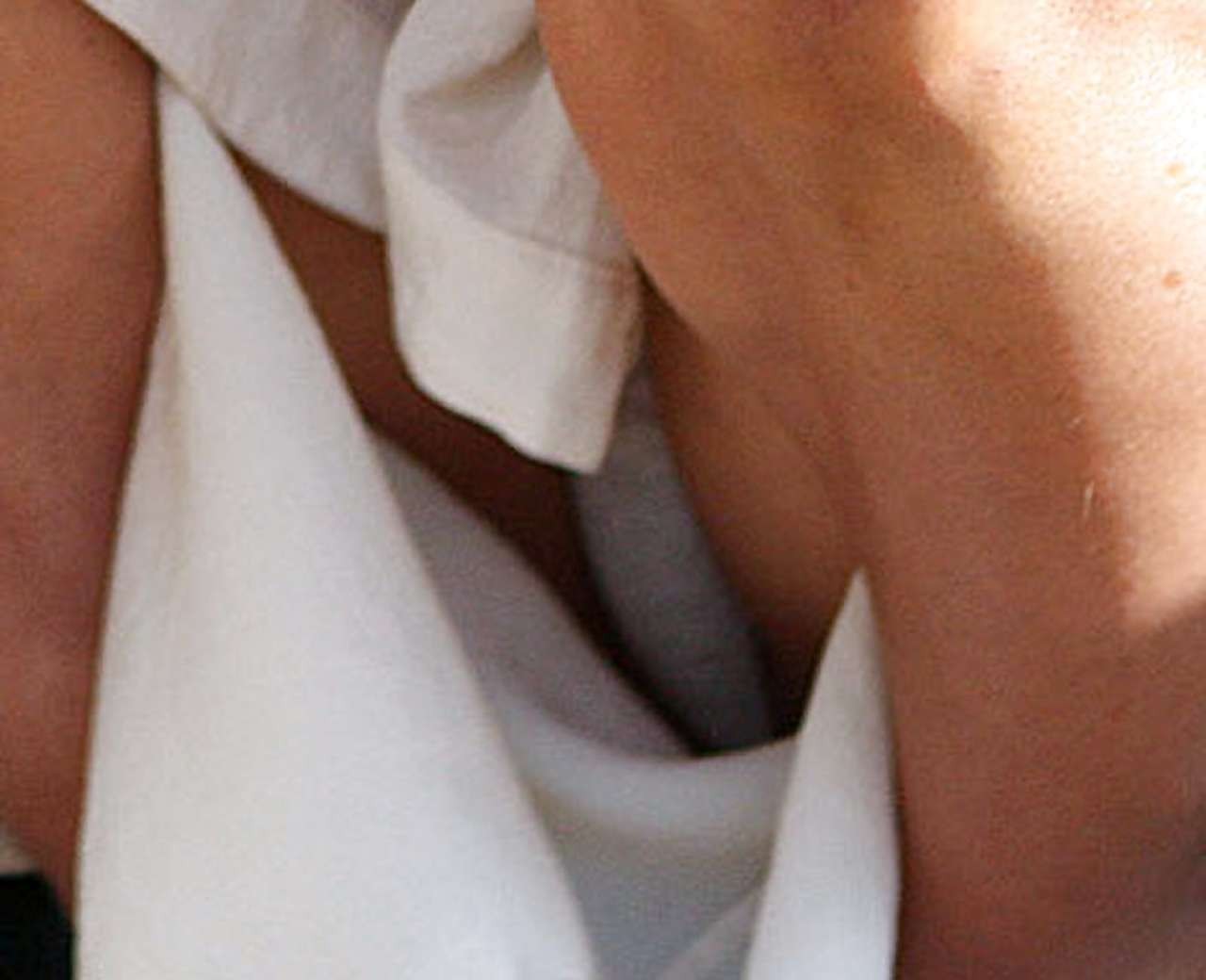 Sophie Monk entblößt ihre riesigen Brüste beim Sonnenbaden oben ohne am Strand
 #75252977