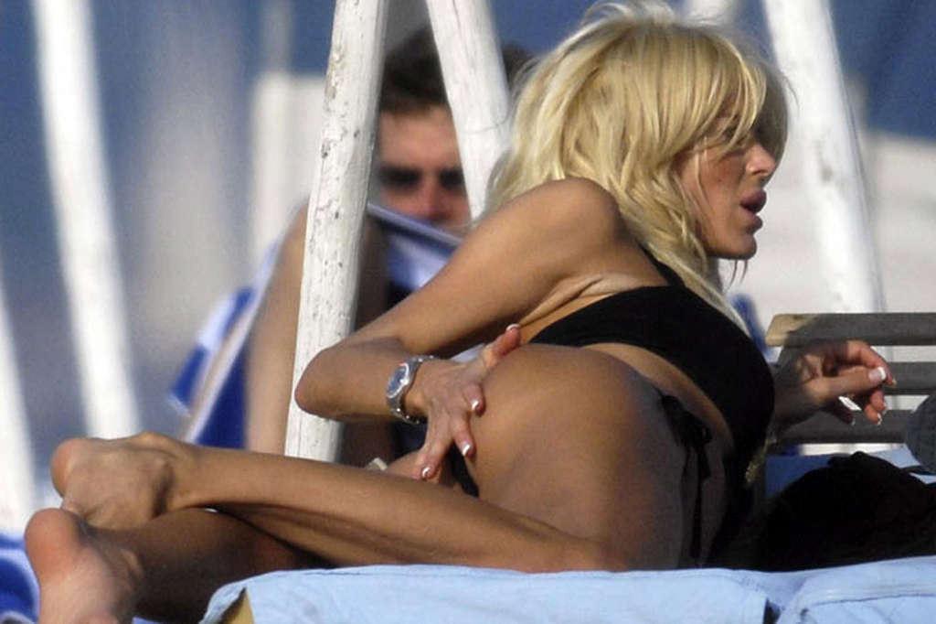 Victoria Silvstedt masturbiert am Strand sehr sexy Fotos
 #75373736