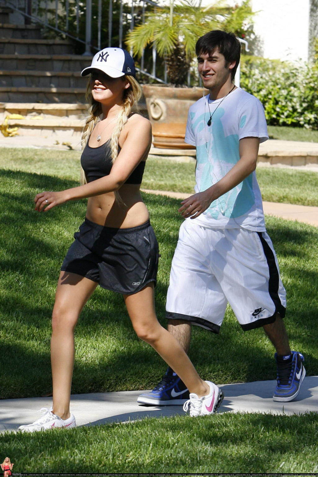 Ashley tisdale muestra su sexy cuerpo mientras hace jogging con camiseta de barriga y pantalones cortos
 #75343859